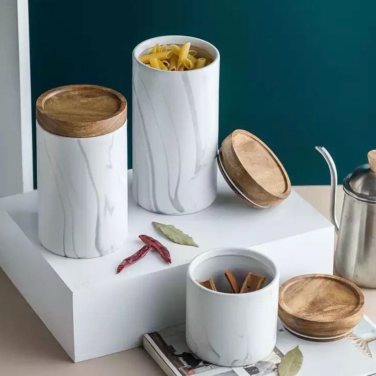 علبة سيراميك صغيرة بغطاء خشبي 1652